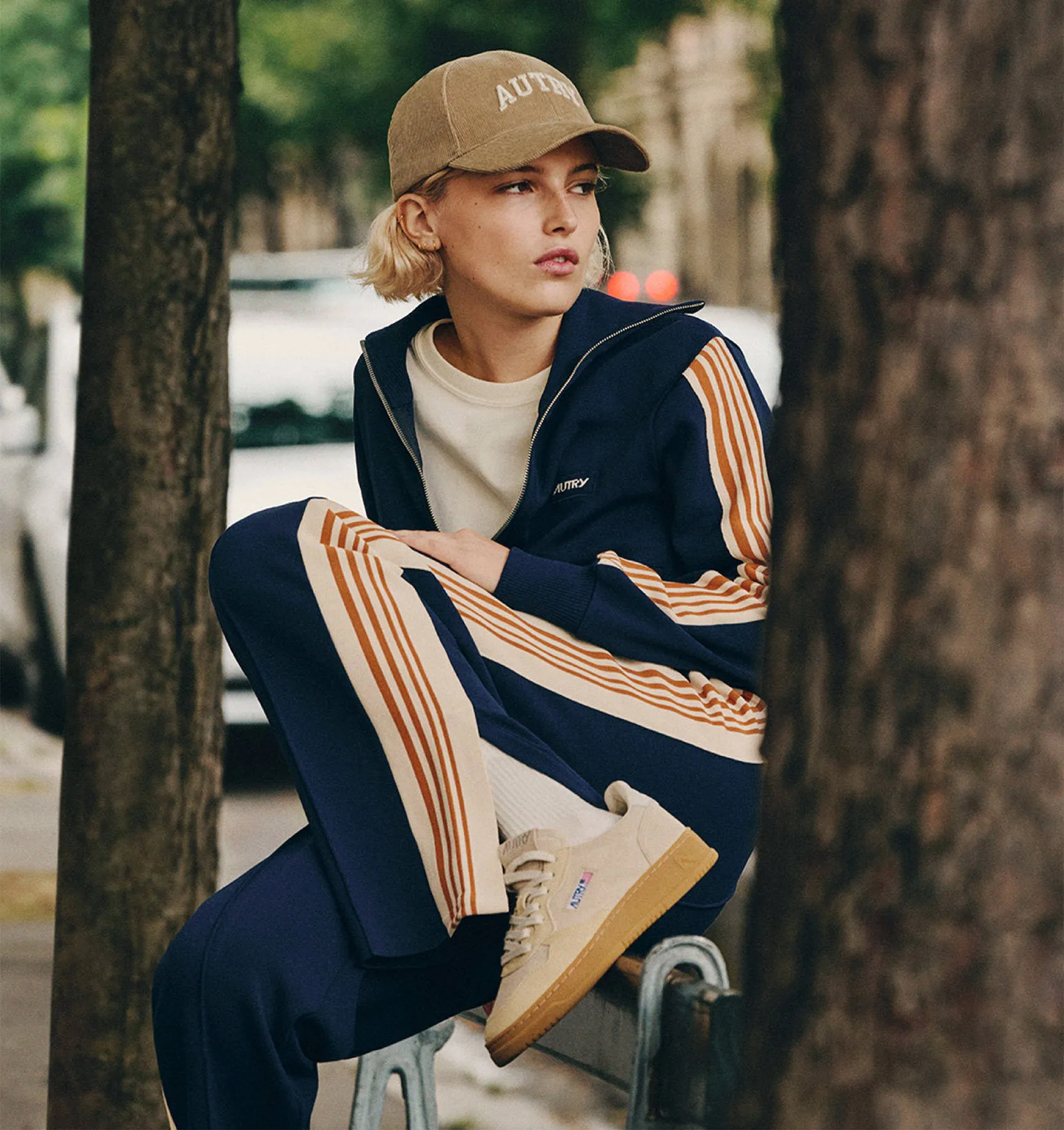 AUTRY APPAREL WOMAN  BASEBALL CAP IN EMBROIDERED BEIGE CORDUROY