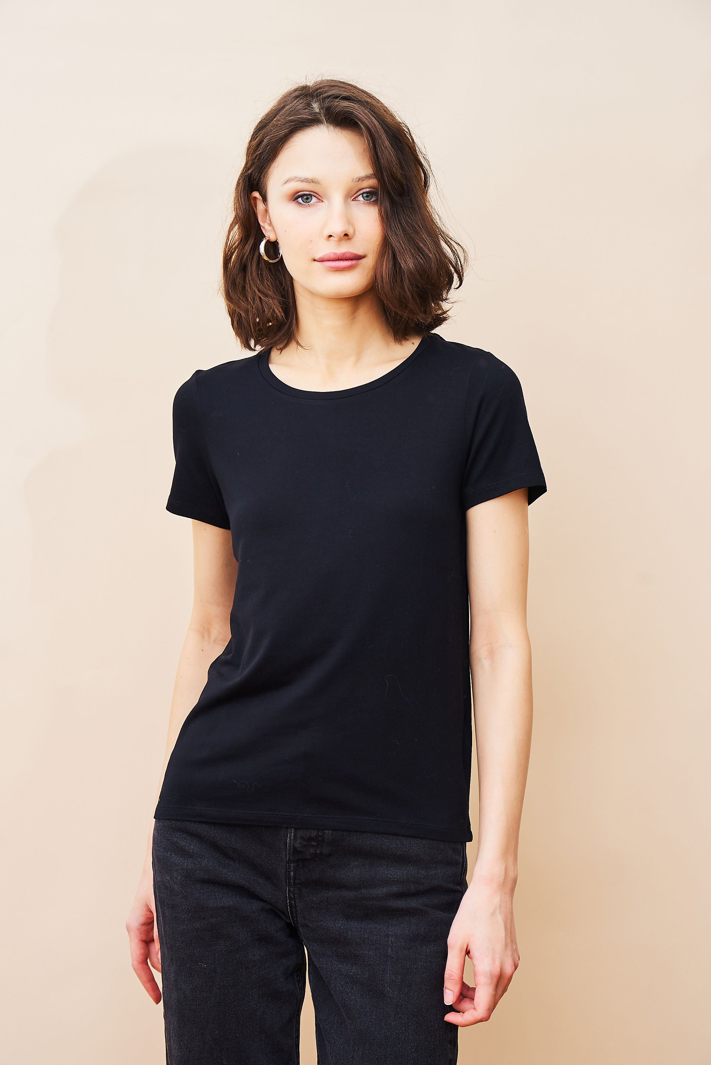 Soft Touch Short Sleeve Semi Relaxed Crewneck in Noir